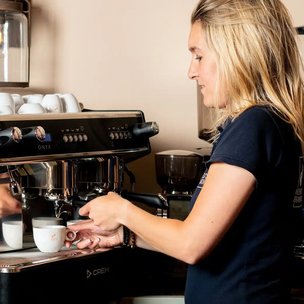 Koffiezetten door de koffiejuf